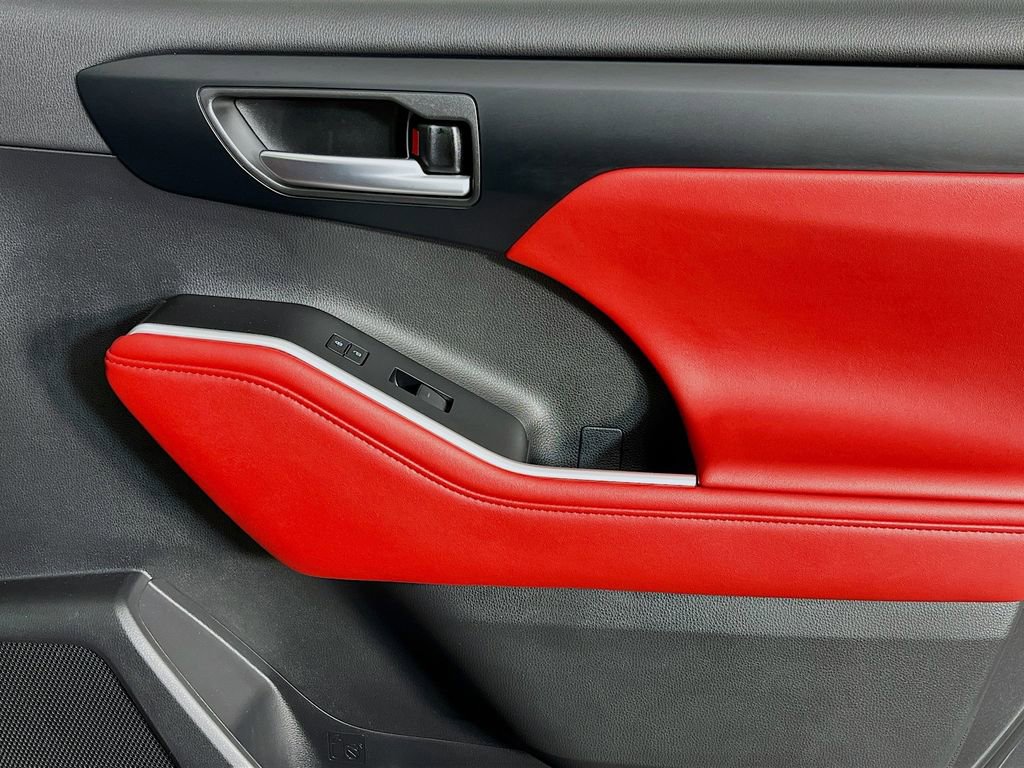 Used 2025 Toyota Highlander Limited AWD/4WD image 39