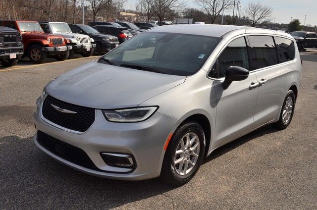 Used 2024 Chrysler Pacifica Touring-L image 4