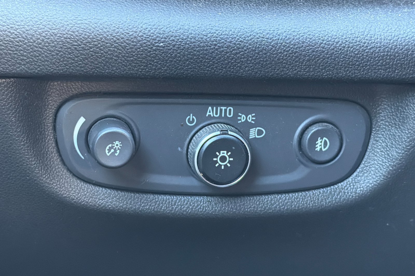 Used 2020 Buick Regal Avenir w/ Driver Confidence Package II FWD image 35