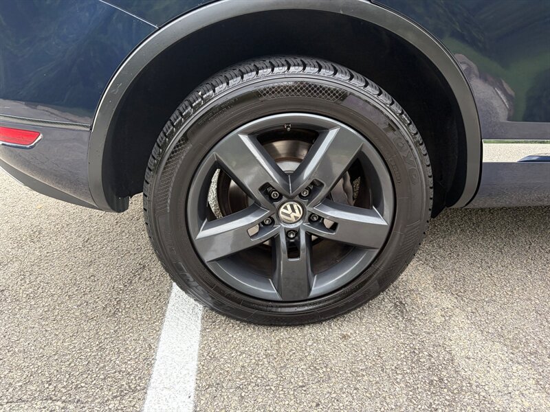Used 2012 Volkswagen Touareg TDI AWD/4WD image 28