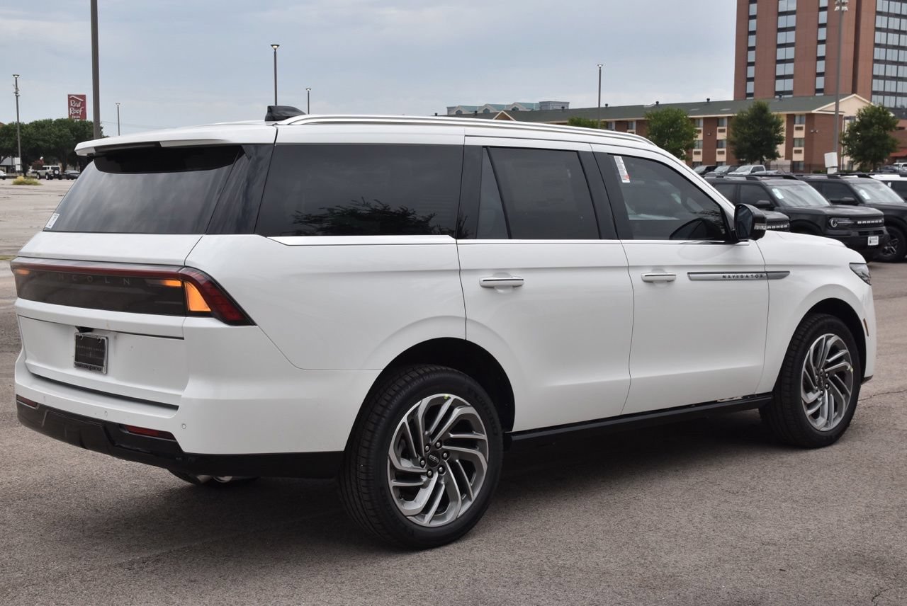 New 2026 Lincoln Navigator Reserve AWD/4WD image 6