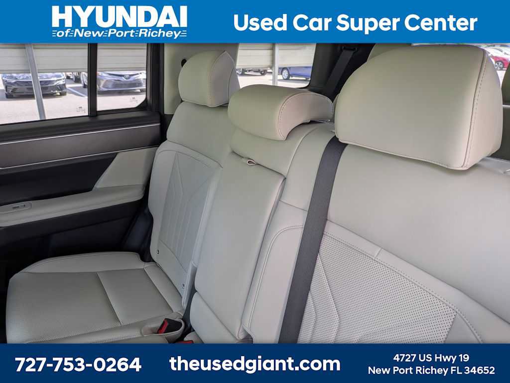 Used 2025 Hyundai Santa Fe SEL FWD image 17