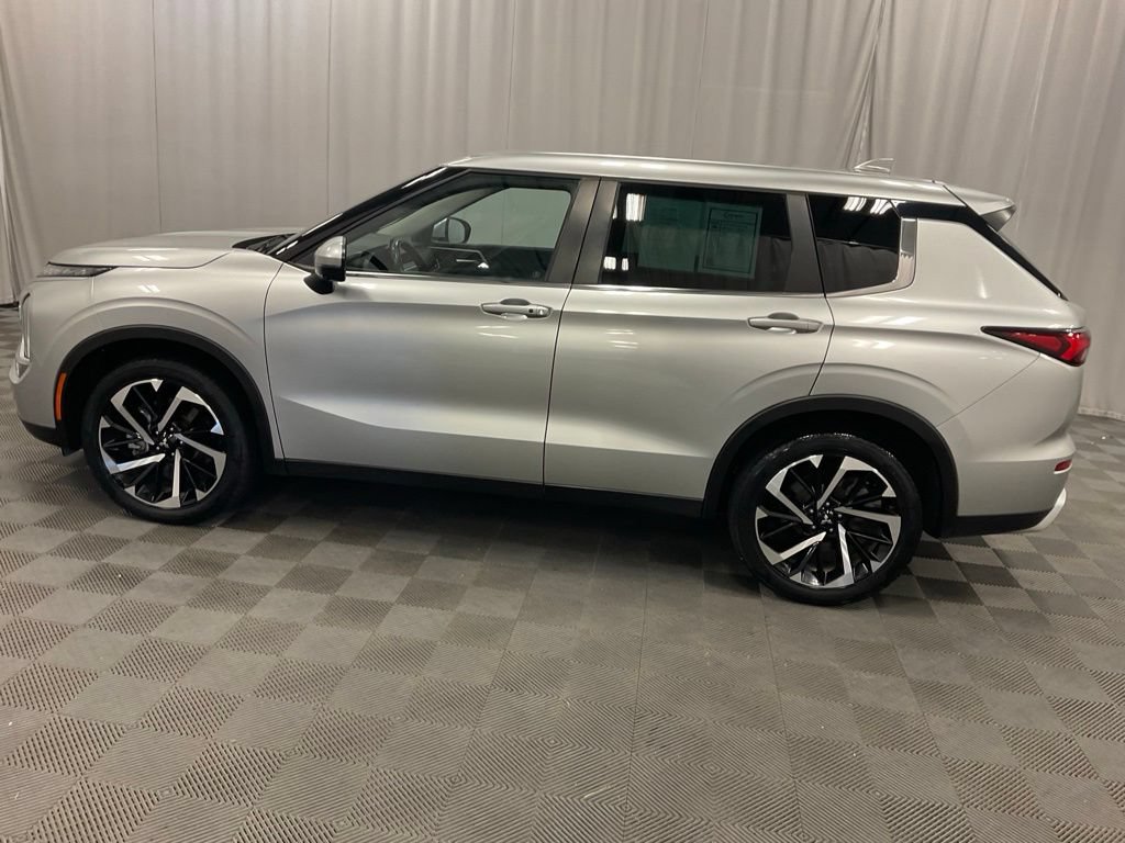 Used 2023 Mitsubishi Outlander SE AWD/4WD image 13