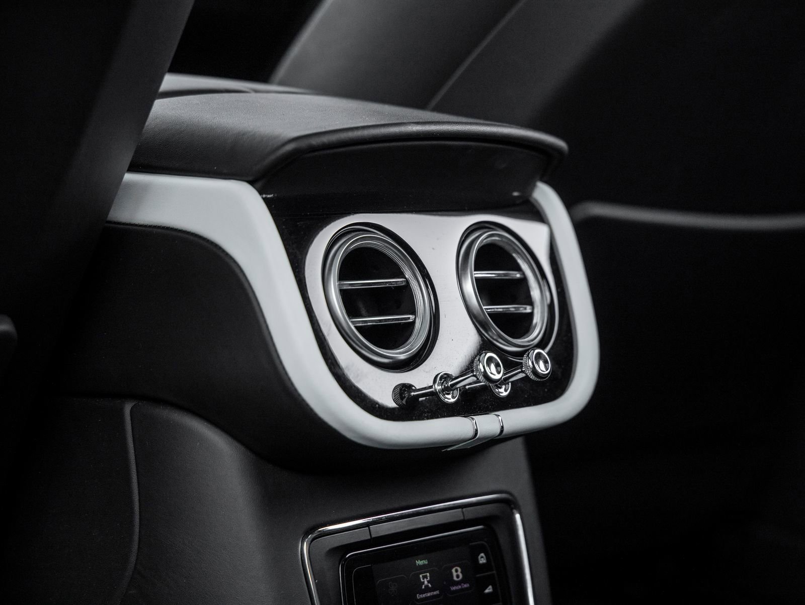 Used 2020 Bentley Bentayga AWD/4WD image 38