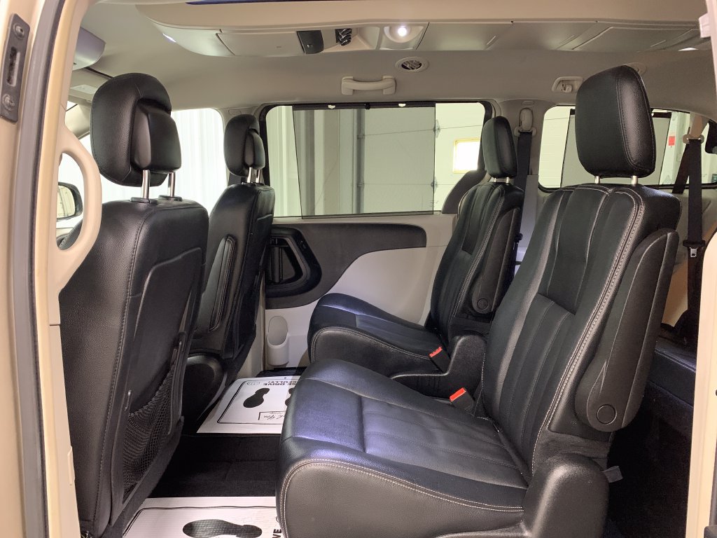 Used 2016 Chrysler Town & Country Touring FWD image 19