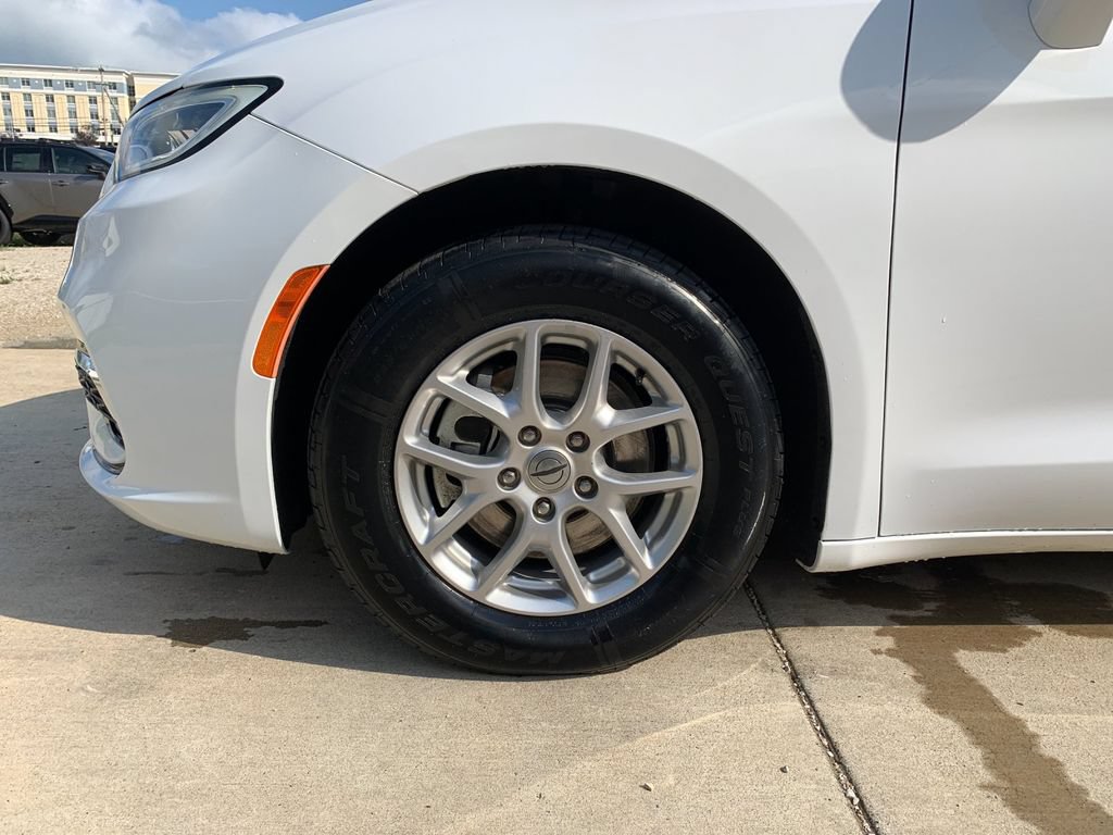 Used 2022 Chrysler Pacifica Touring-L FWD image 35
