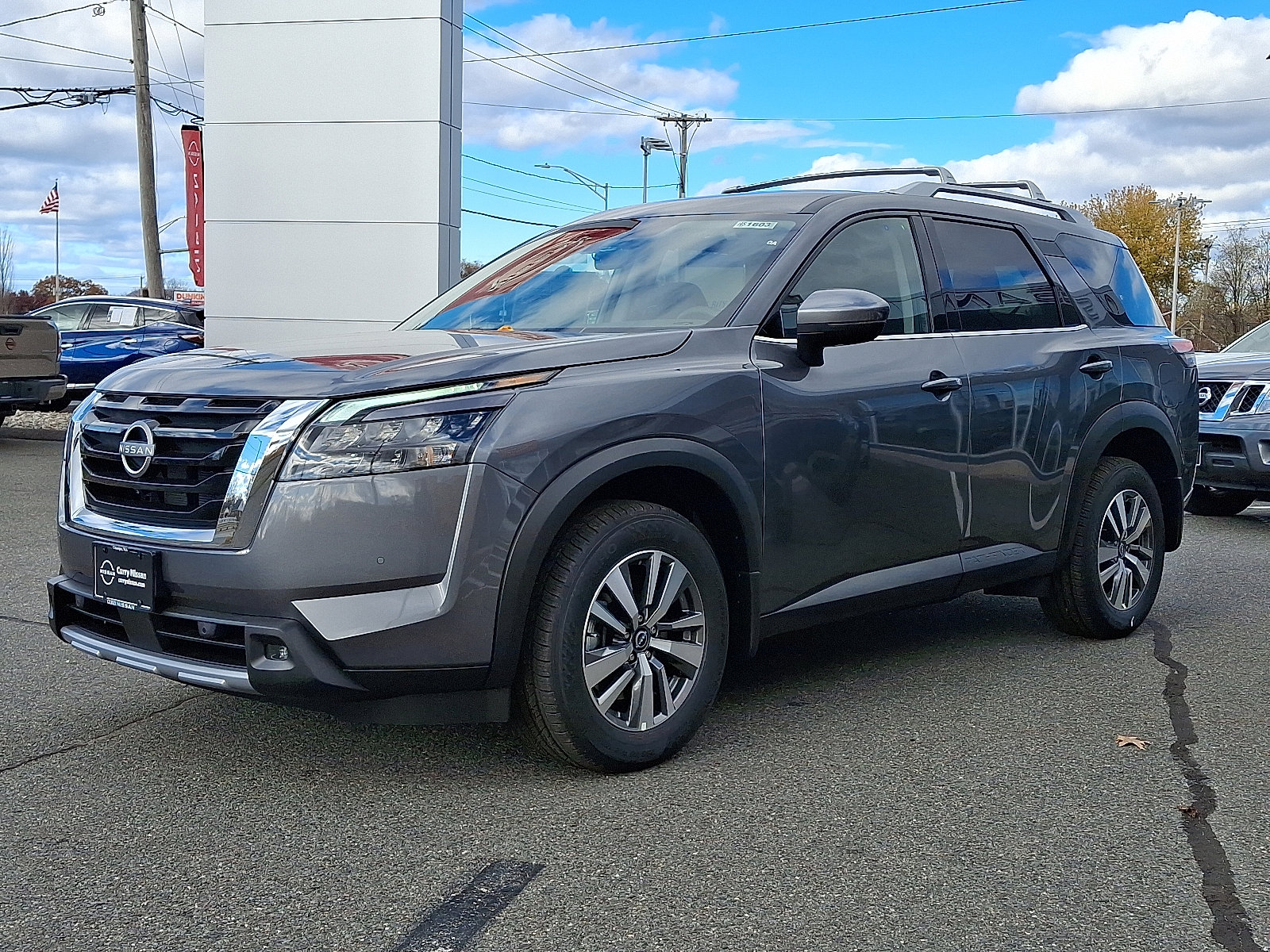 New 2025 Nissan Pathfinder SL image 2