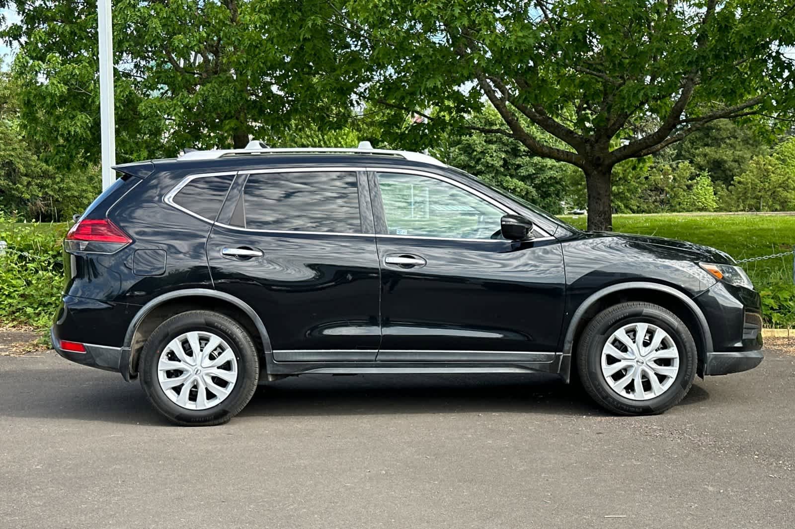 Used 2017 Nissan Rogue S w/ Appearance Package AWD/4WD image 8