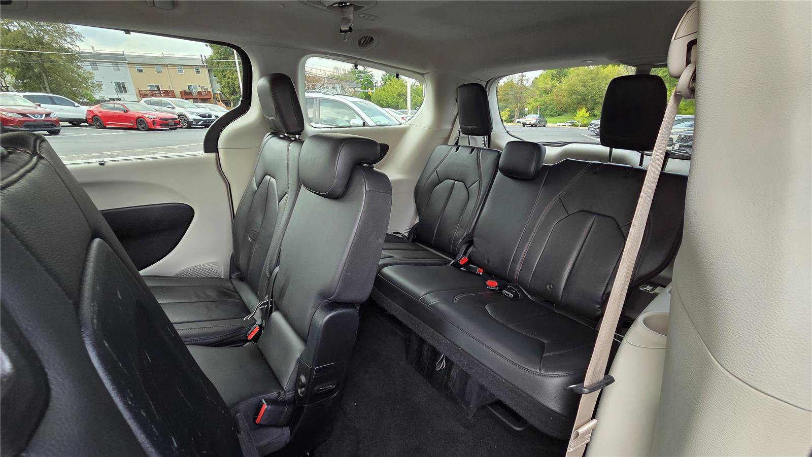 Used 2017 Chrysler Pacifica Touring-L Plus w/ Advanced Safetytec Group FWD image 27