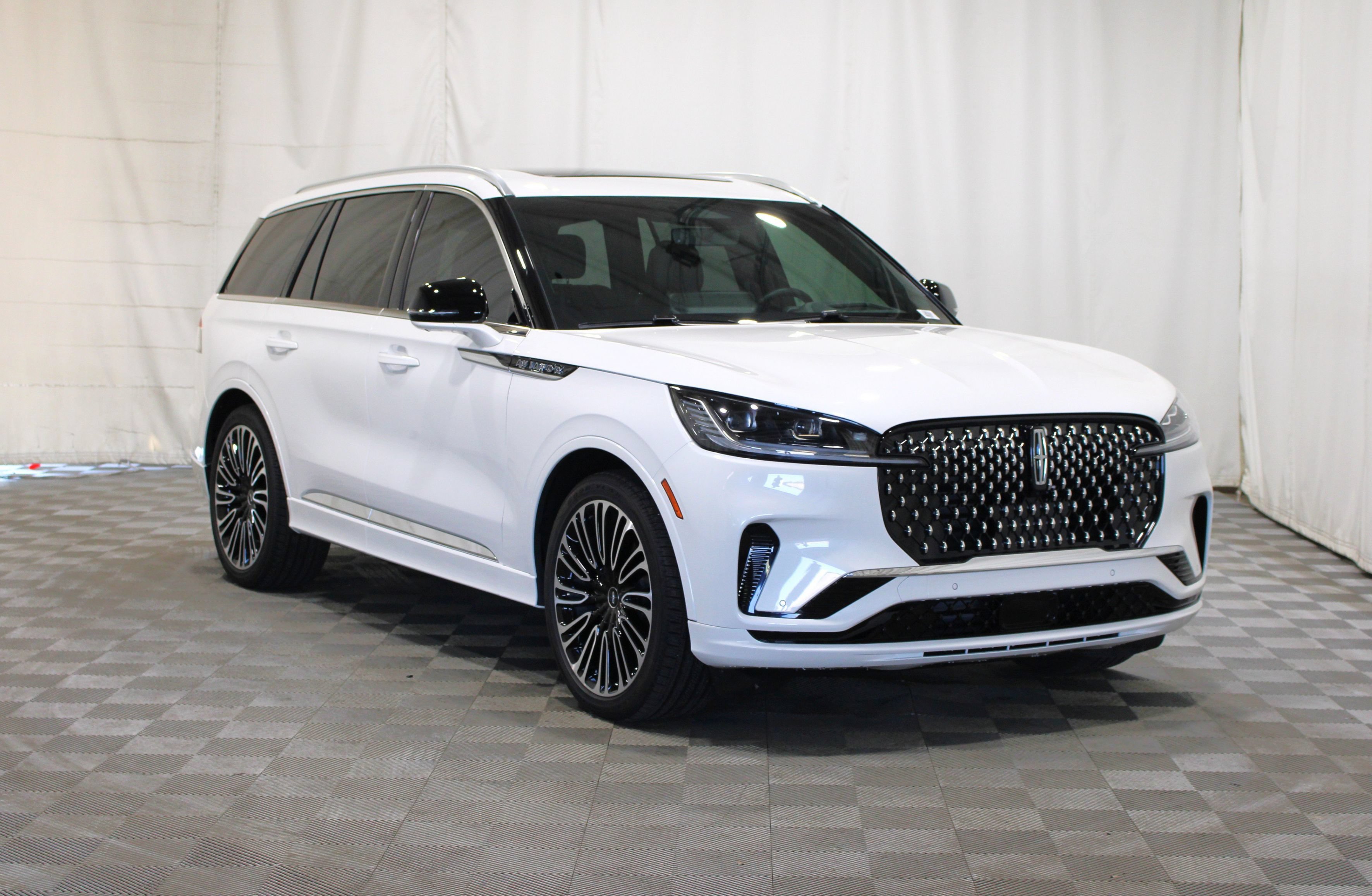 Used 2025 Lincoln Aviator Black Label AWD/4WD image 1