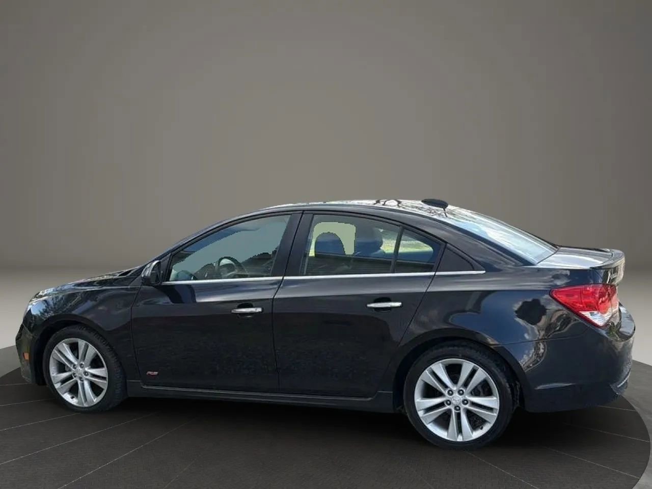 Used 2015 Chevrolet Cruze LTZ w/ Sun, Sound and Sport Package FWD image 4