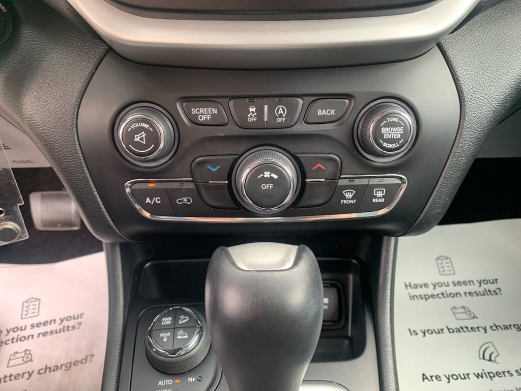 Used 2015 Jeep Cherokee Trailhawk w/ Leather Interior Group AWD/4WD image 24