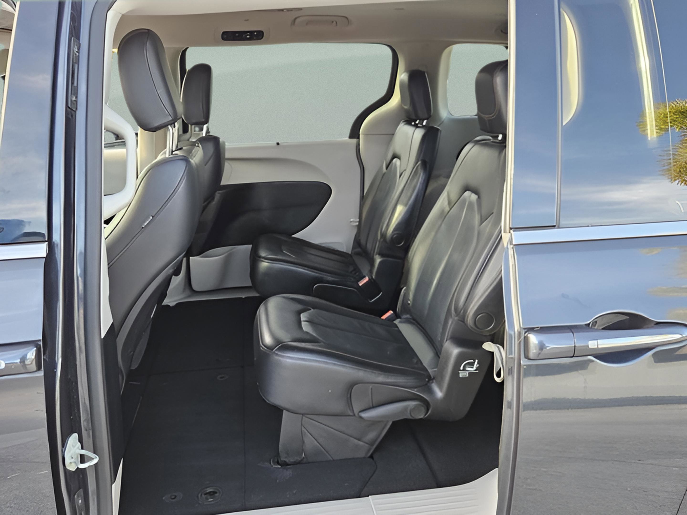 Used 2020 Chrysler Pacifica Touring-L image 10