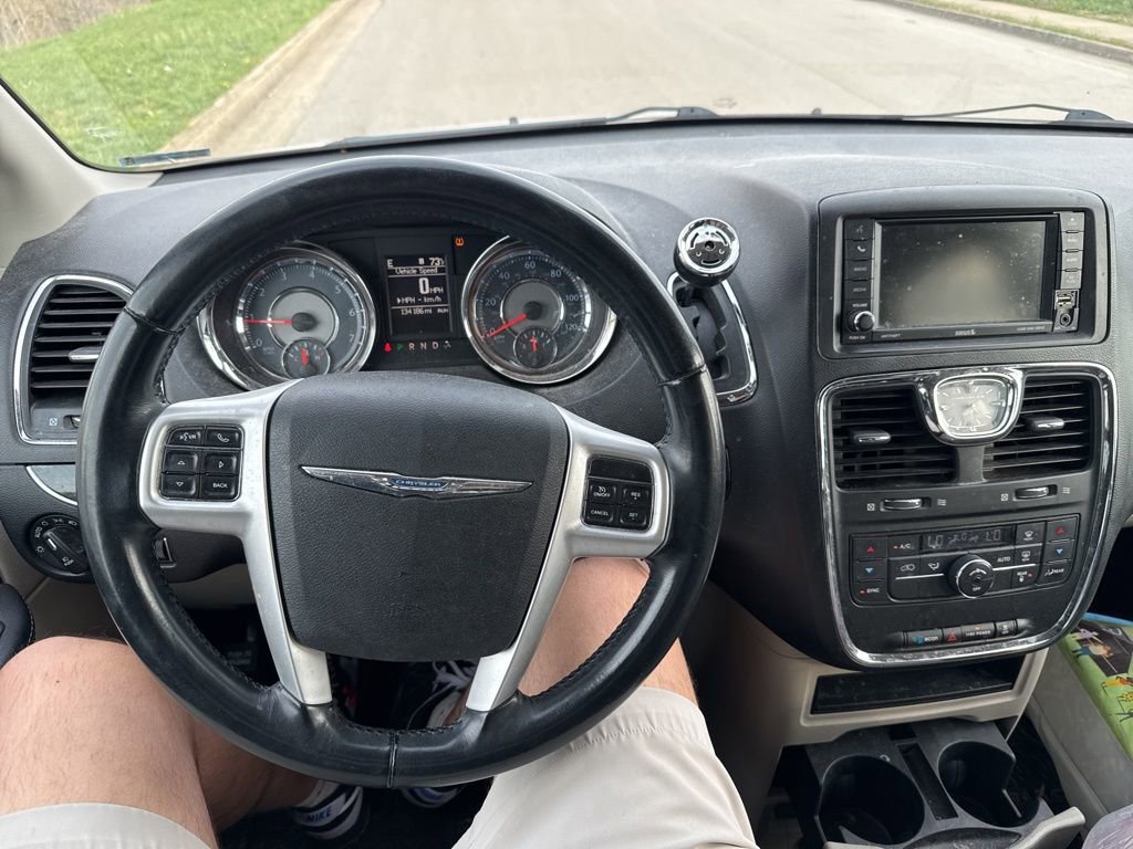 Used 2016 Chrysler Town & Country Touring image 7