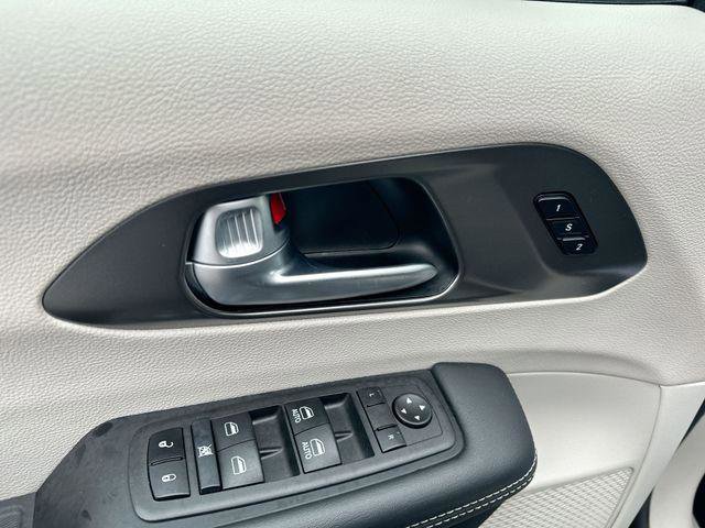 Certified 2024 Chrysler Pacifica Touring-L image 15