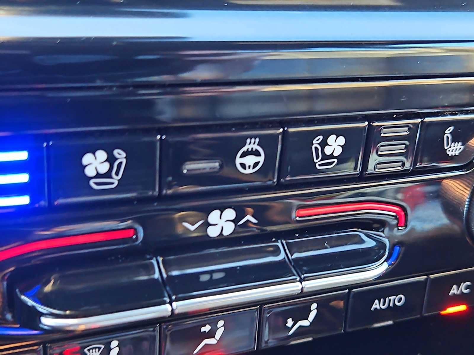 Used 2022 Jeep Grand Cherokee Overland w/ Luxury Tech Group IV image 23