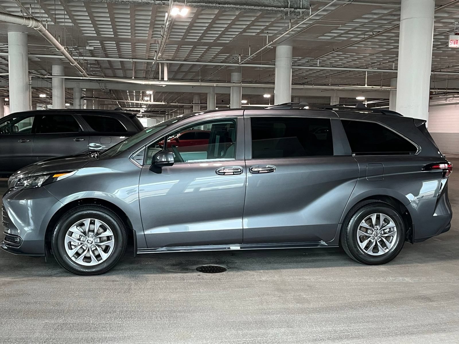 Used 2025 Toyota Sienna XLE w/ XLE Plus Package AWD/4WD image 7
