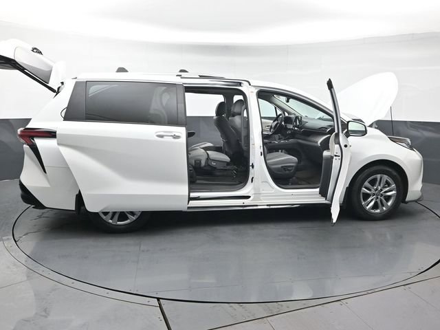 Used 2023 Toyota Sienna Limited image 57