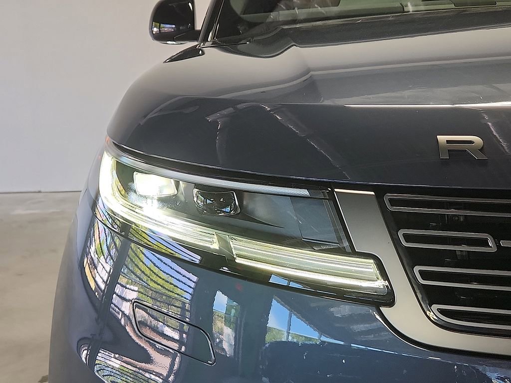 Used 2025 Land Rover Range Rover Sport SE AWD/4WD image 9