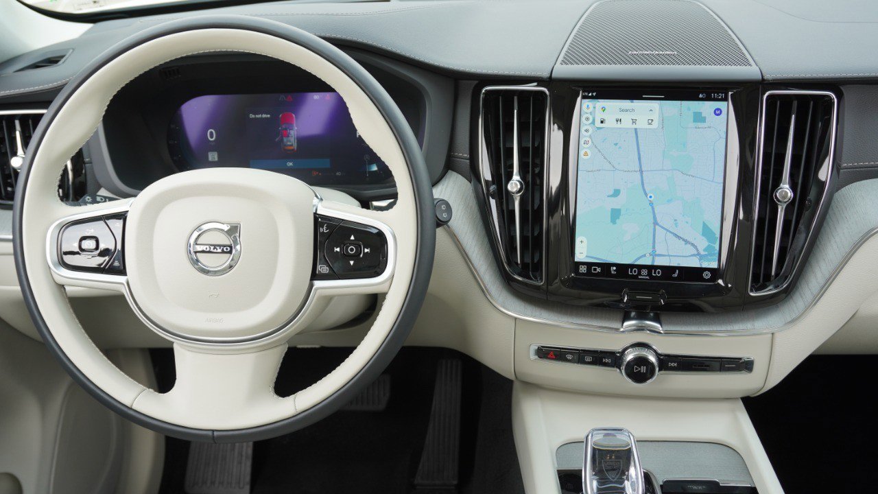 Used 2025 Volvo XC60 B5 Ultra w/ Protection Package Premier image 29