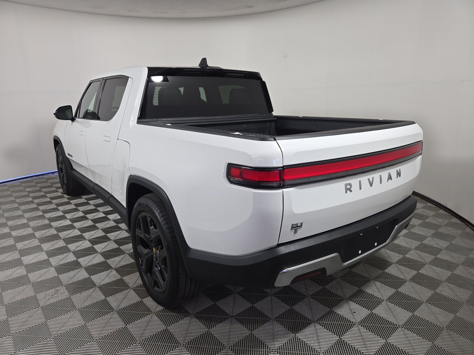 Used 2025 Rivian R1T Adventure AWD/4WD image 3