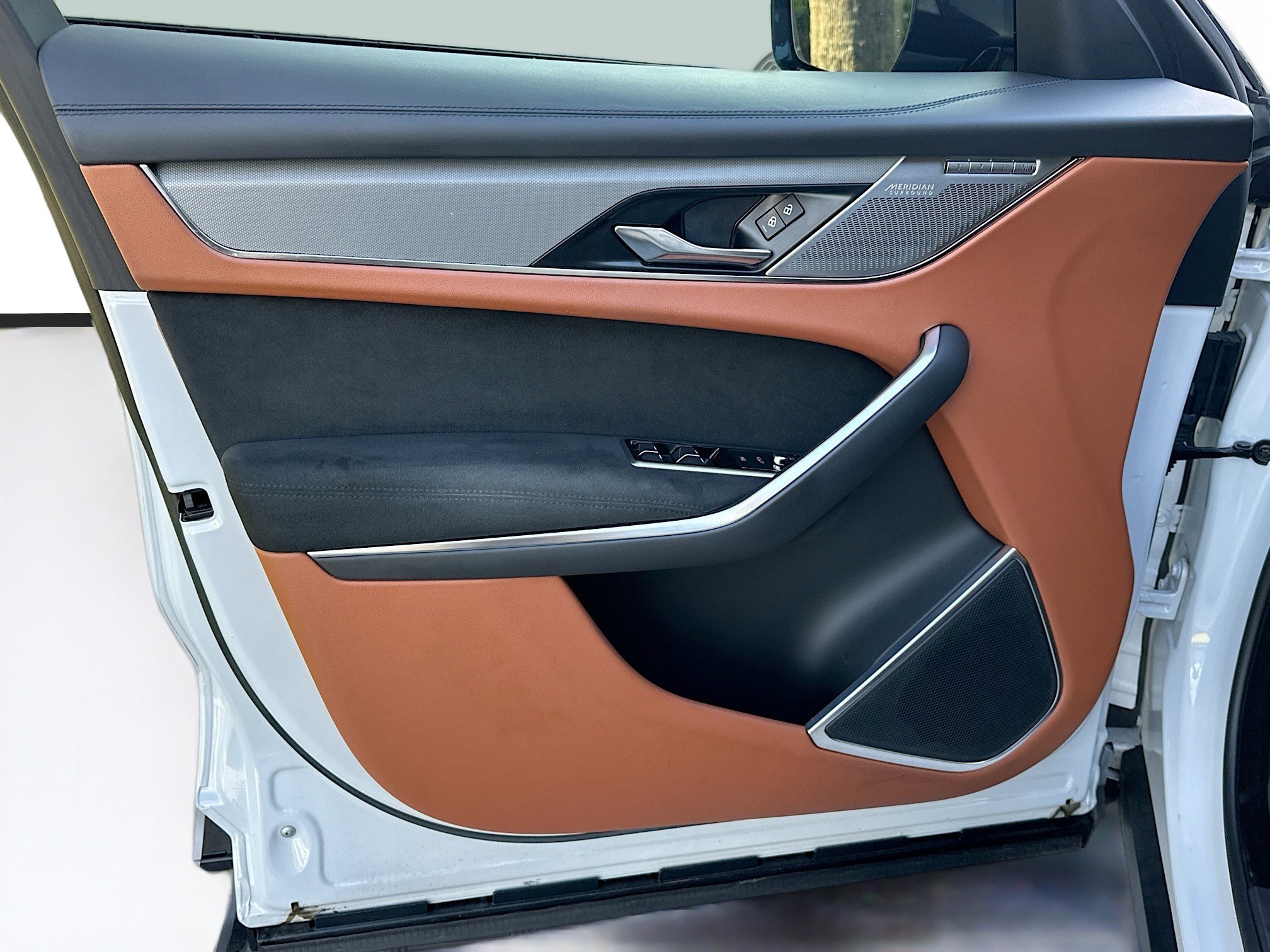 Used 2021 Jaguar F-PACE SVR image 22