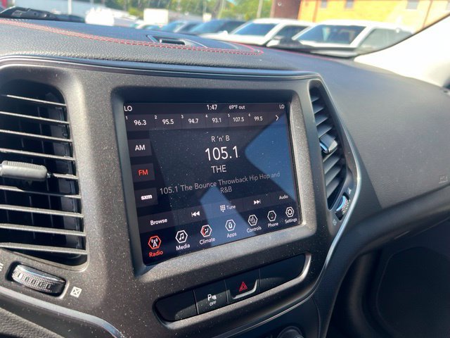 Used 2019 Jeep Cherokee Trailhawk w/ Cold Weather Group AWD/4WD image 12