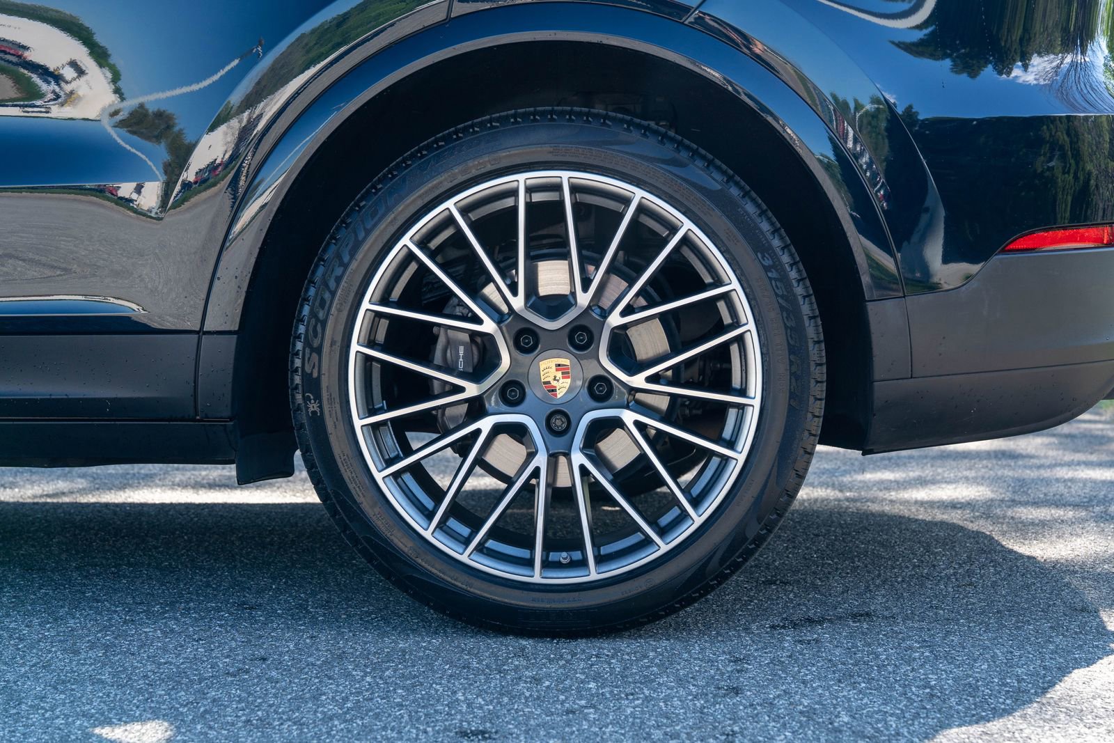 Certified 2023 Porsche Cayenne Platinum Edition image 12