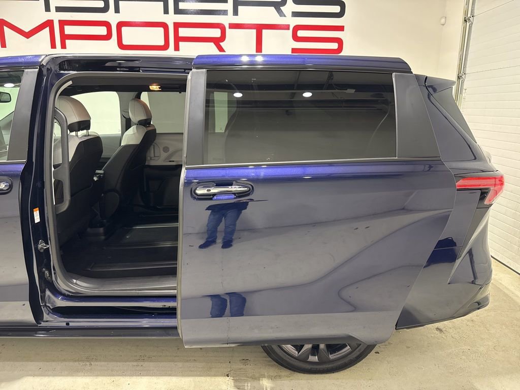Used 2025 Toyota Sienna XSE image 7