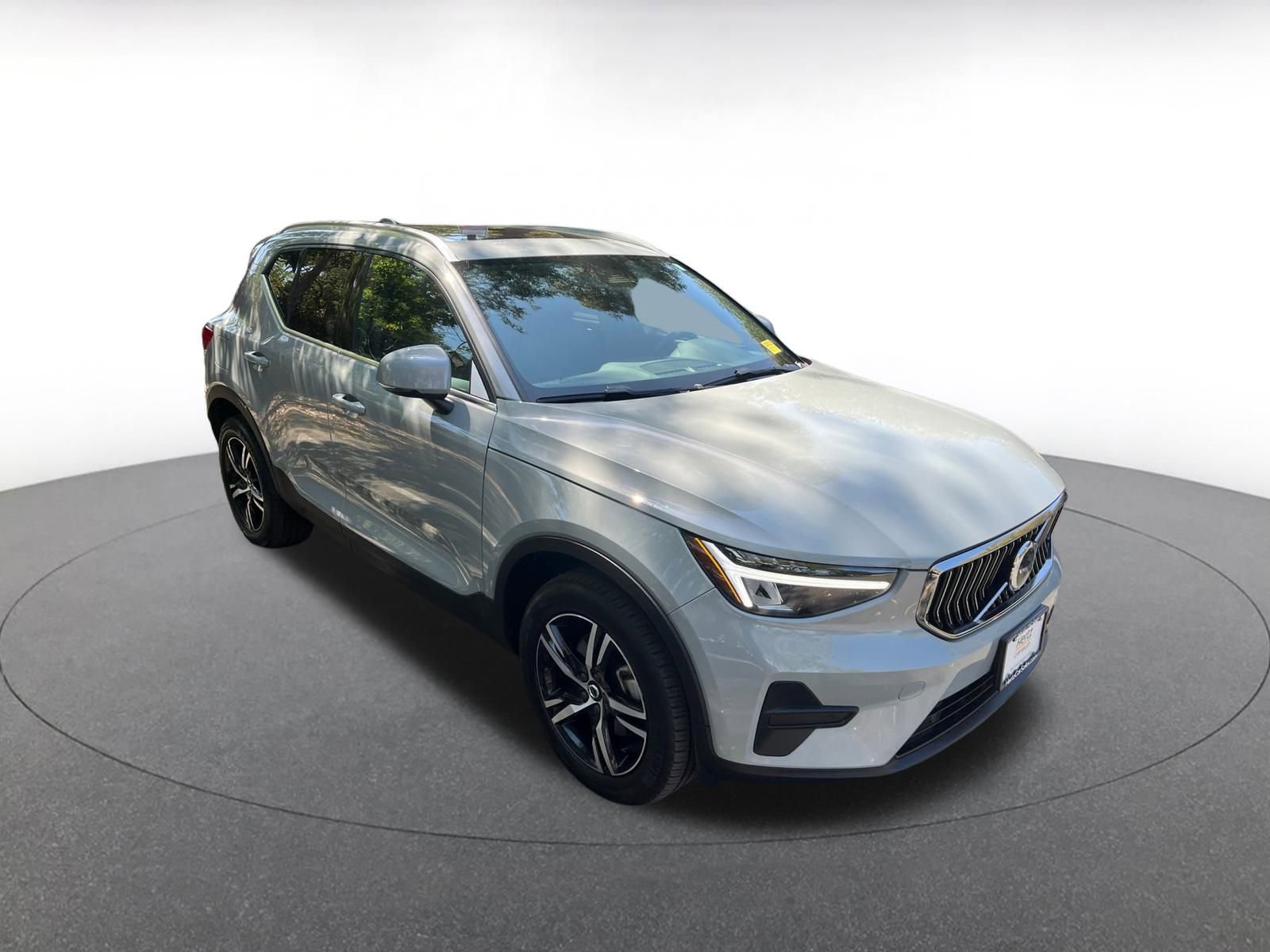 Used 2024 Volvo XC40 B5 Core image 1