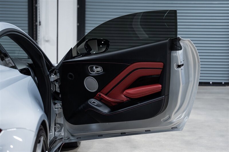 Used 2019 Aston Martin V8 Vantage Coupe RWD image 30