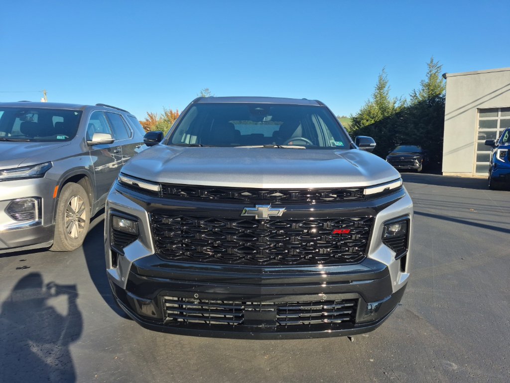 Used 2024 Chevrolet Traverse RS FWD image 2