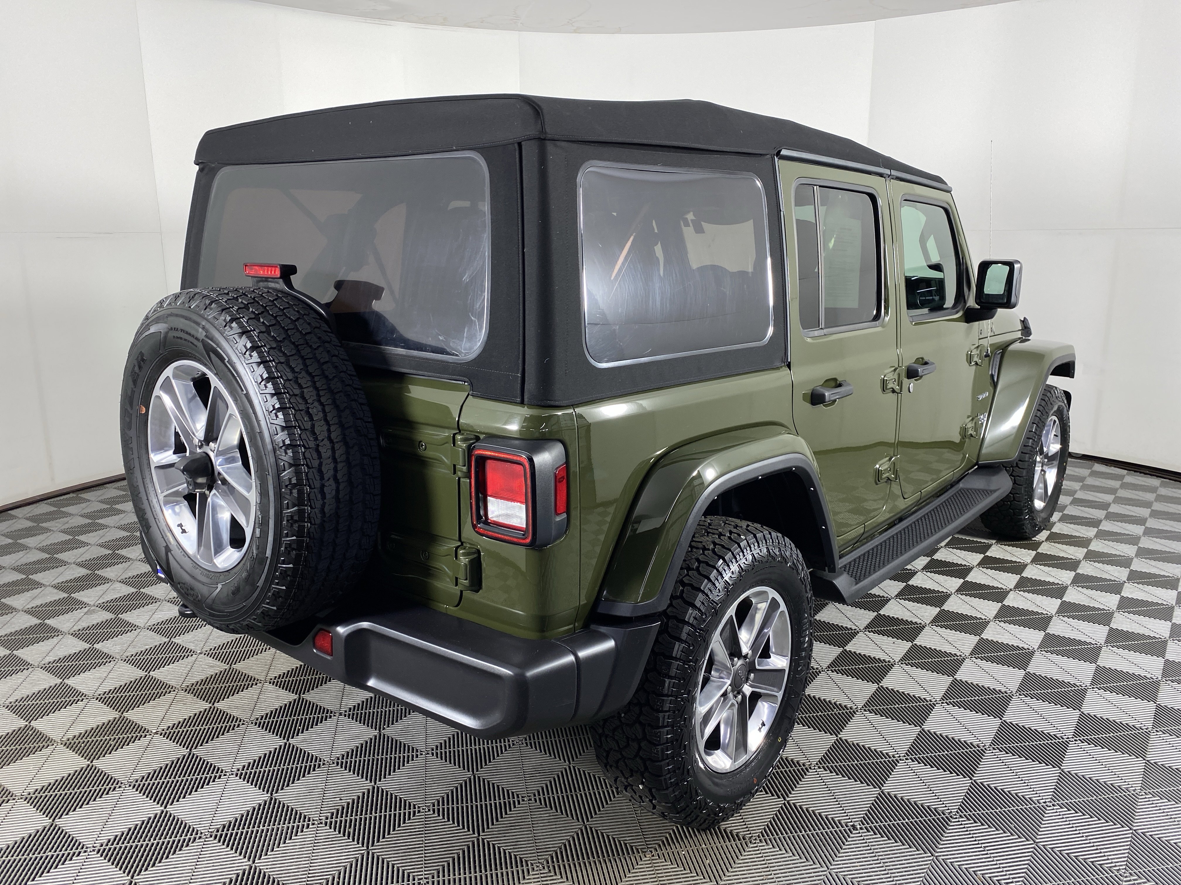Used 2022 Jeep Wrangler Unlimited Sahara w/ Cold Weather Group image 8