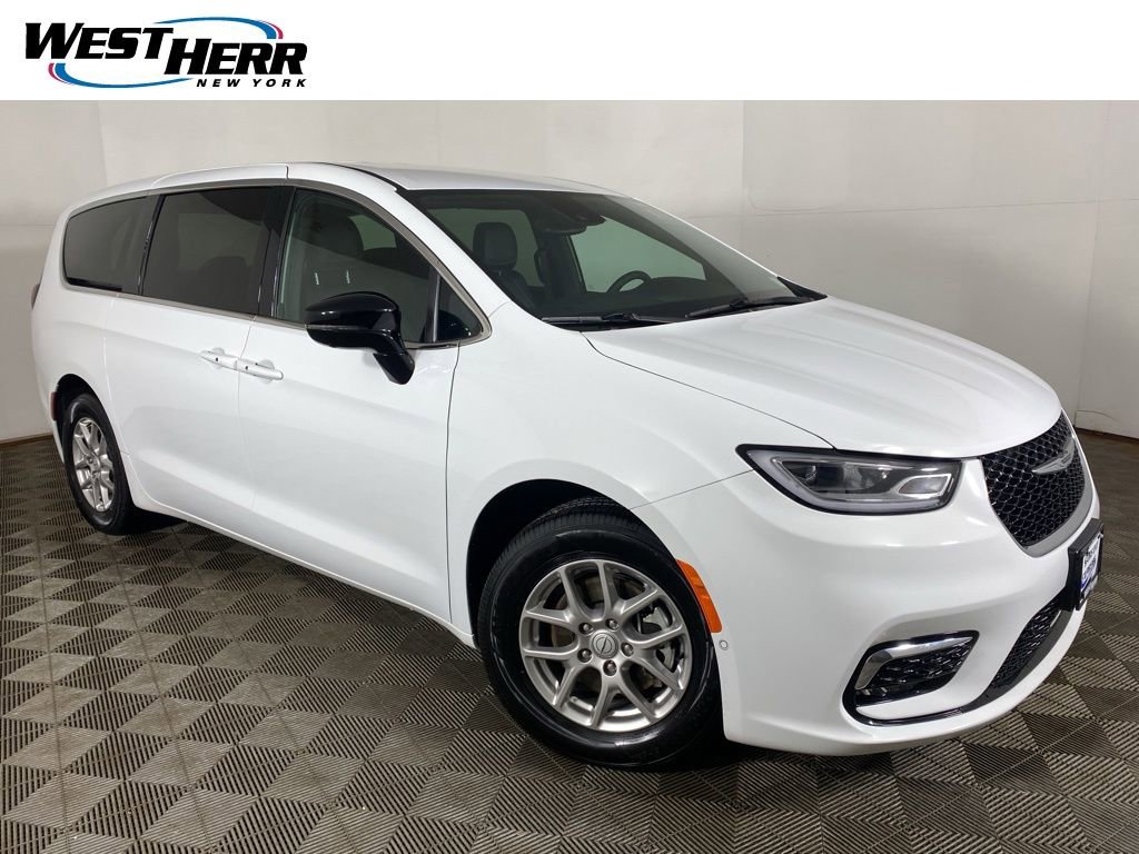 Used 2026 Chrysler Pacifica Select image 1