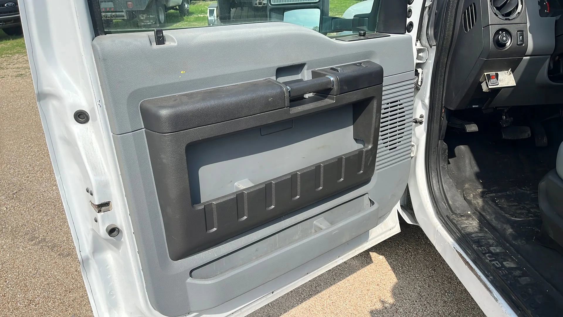 Used 2013 Ford F550 4x4 Regular Cab Super Duty w/ Payload Upgrade Pkg image 10