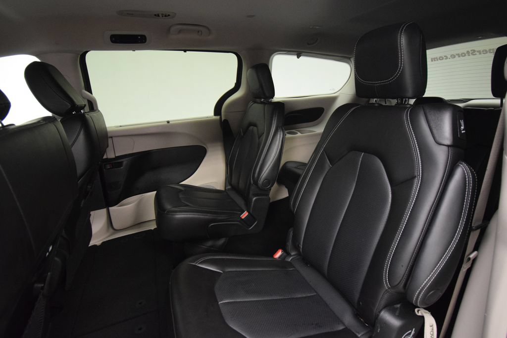 Used 2023 Chrysler Pacifica Touring-L FWD image 23