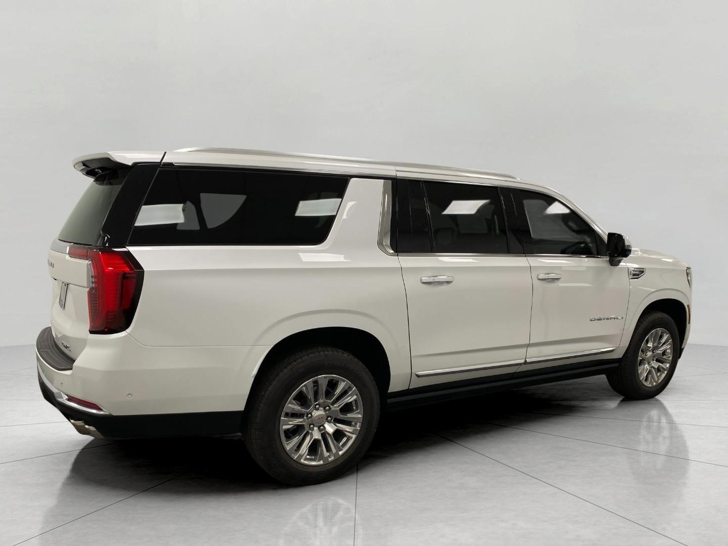 Used 2025 GMC Yukon XL Denali w/ Sun & Power Step Package image 3