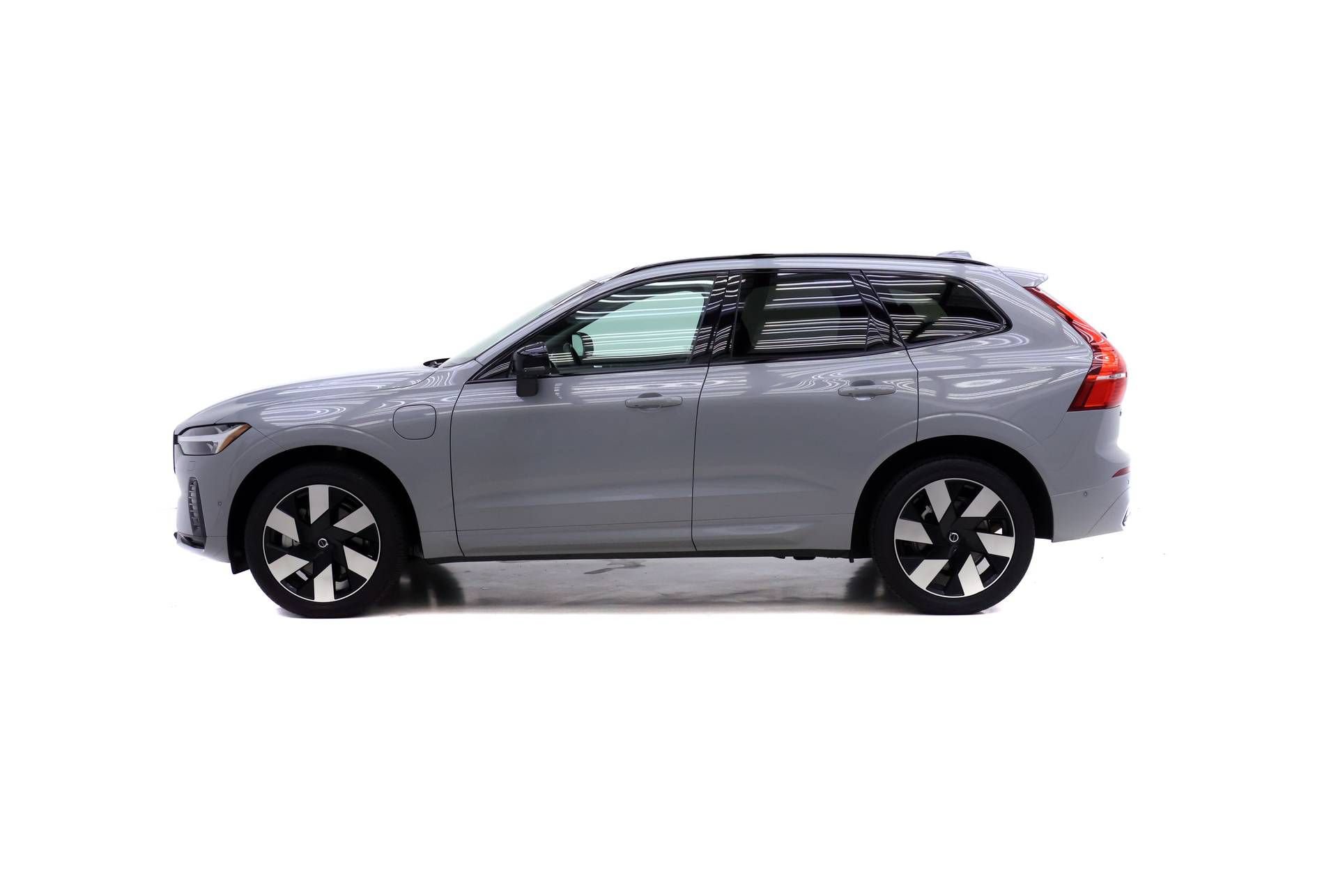 Certified 2024 Volvo XC60 T8 Plus w/ Climate Package AWD/4WD image 3