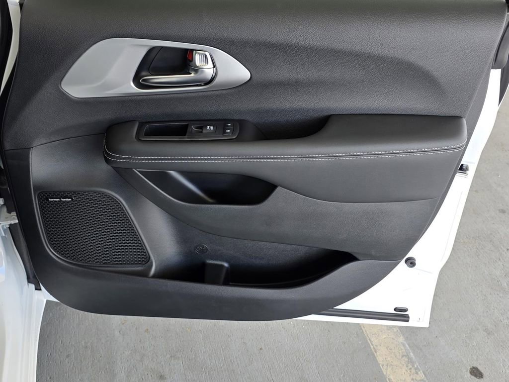 New 2026 Chrysler Pacifica Limited w/ Uconnect Theater Family Group image 45