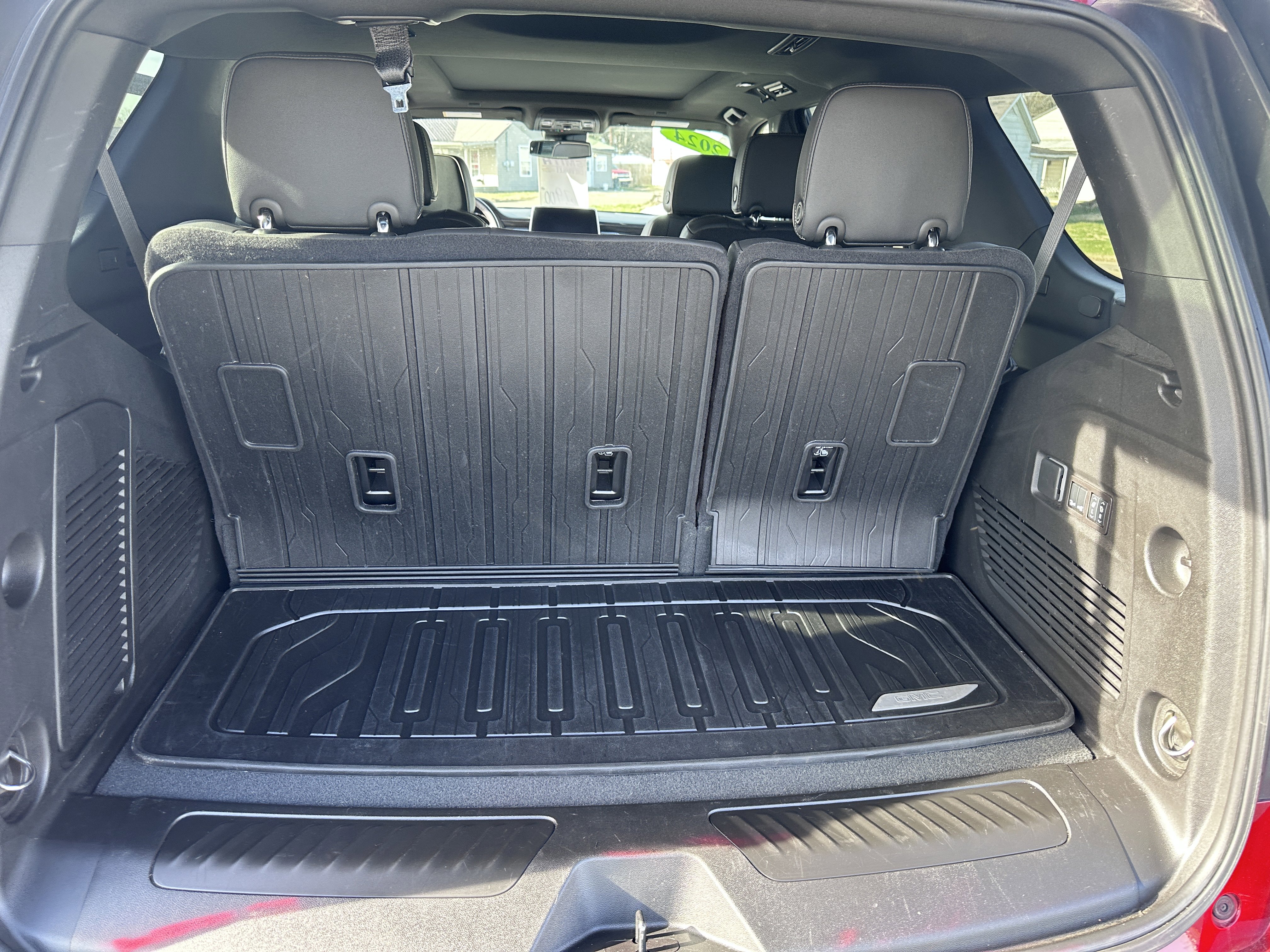 Used 2024 GMC Yukon SLT w/ SLT Luxury Package image 11