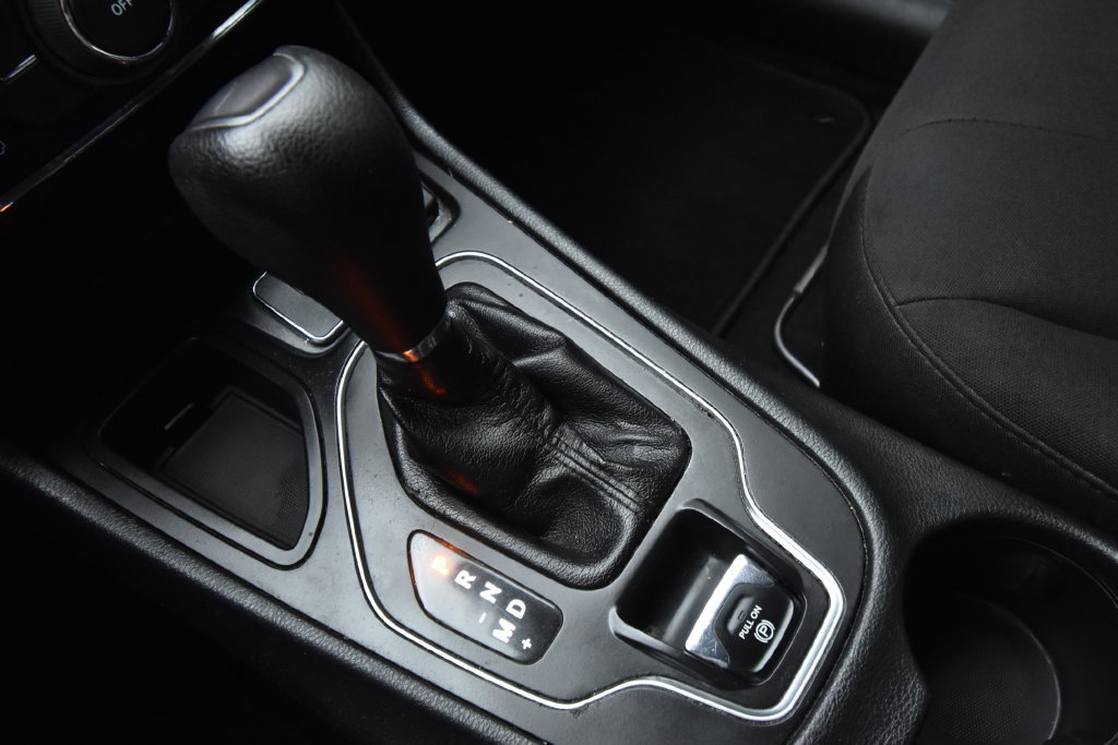 Used 2021 Jeep Cherokee Latitude FWD image 19