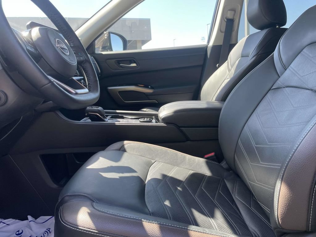 Used 2025 Nissan Pathfinder Platinum AWD/4WD image 27