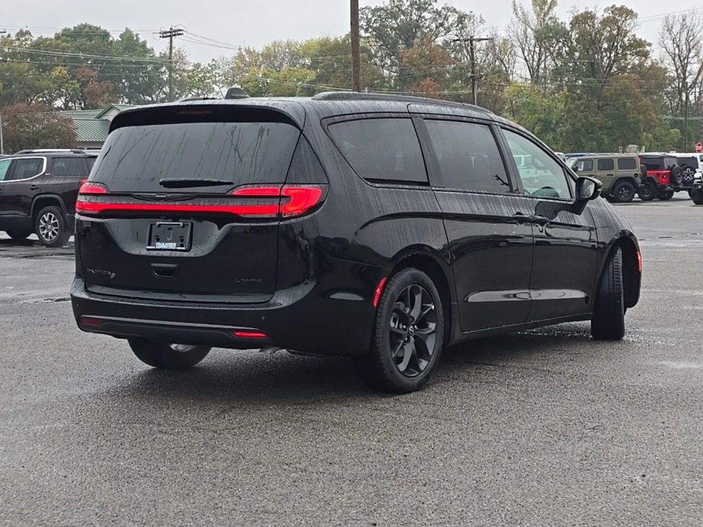 New 2026 Chrysler Pacifica Limited w/ S Appearance Package image 7