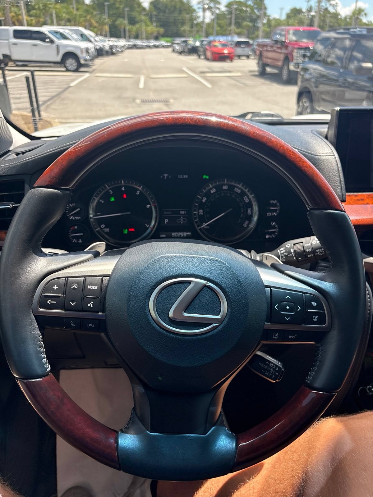 Used 2019 Lexus LX 570 4WD w/ Luxury Package image 21