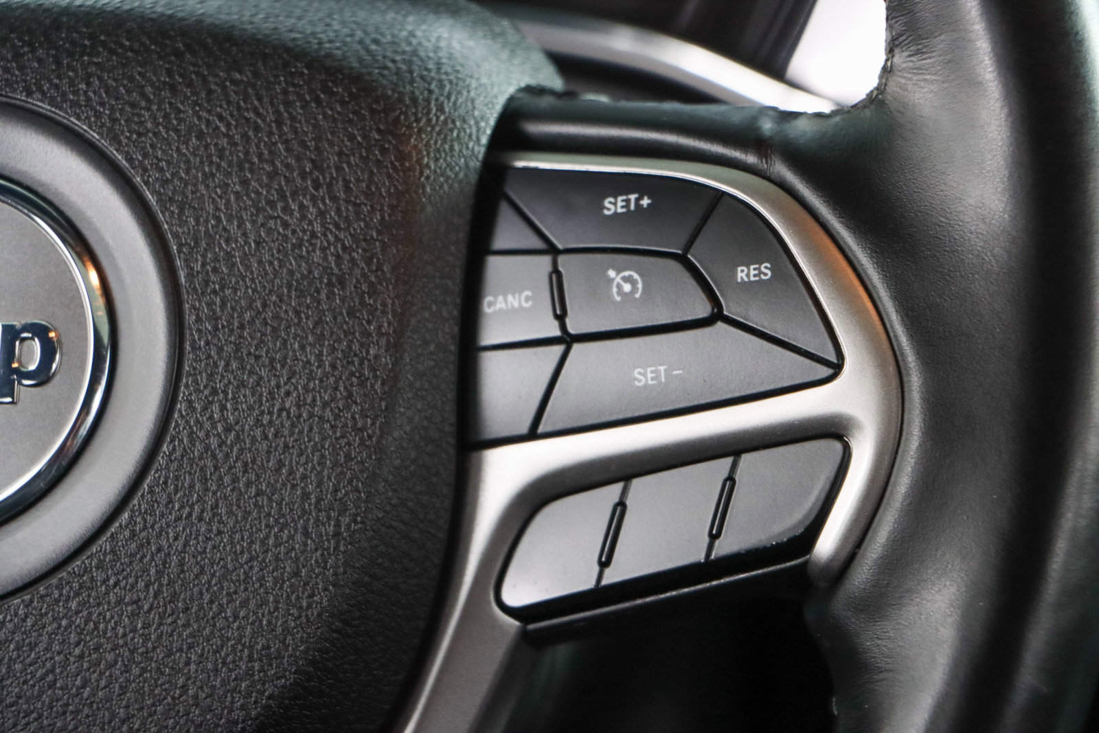 Used 2018 Jeep Grand Cherokee Altitude image 14