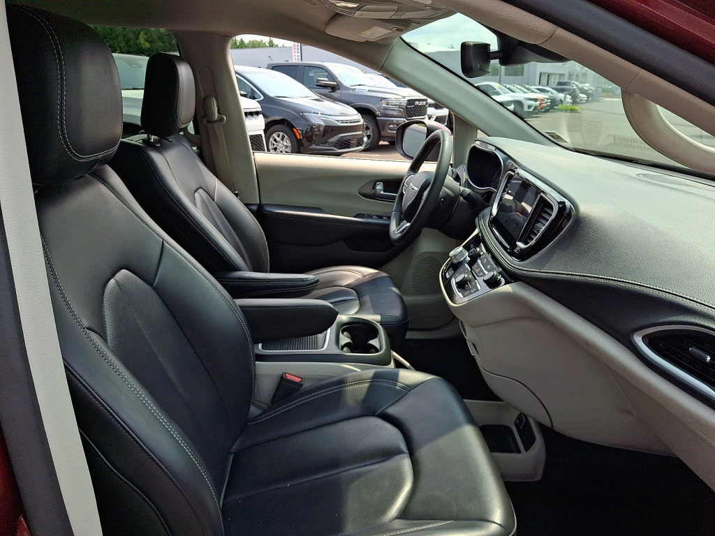 Used 2023 Chrysler Pacifica Touring-L w/ Uconnect Theater Family Group FWD image 12