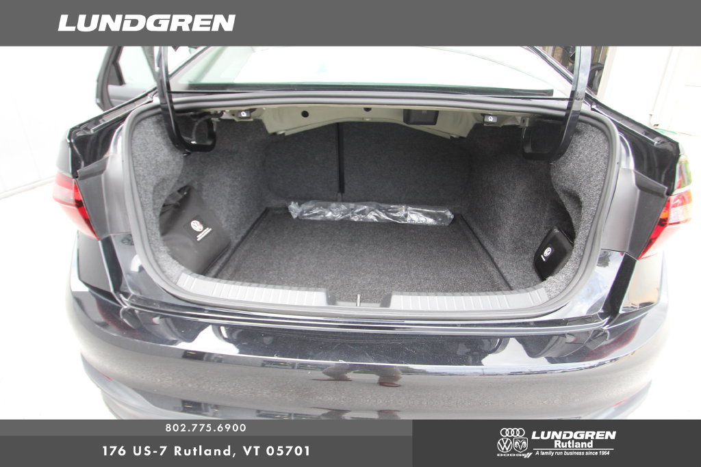 Used 2024 Volkswagen Jetta SE FWD image 6
