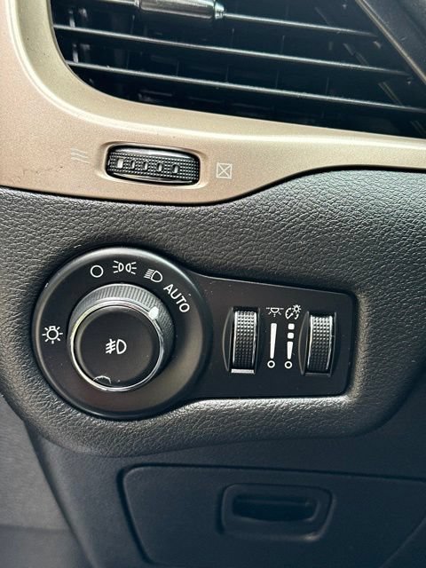 Used 2014 Jeep Cherokee Limited w/ Technology Group FWD image 31