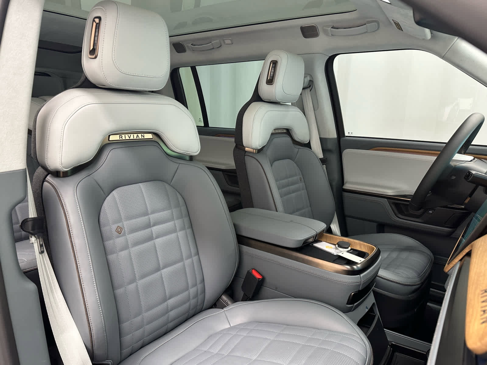 Used 2026 Rivian R1S Premium image 20