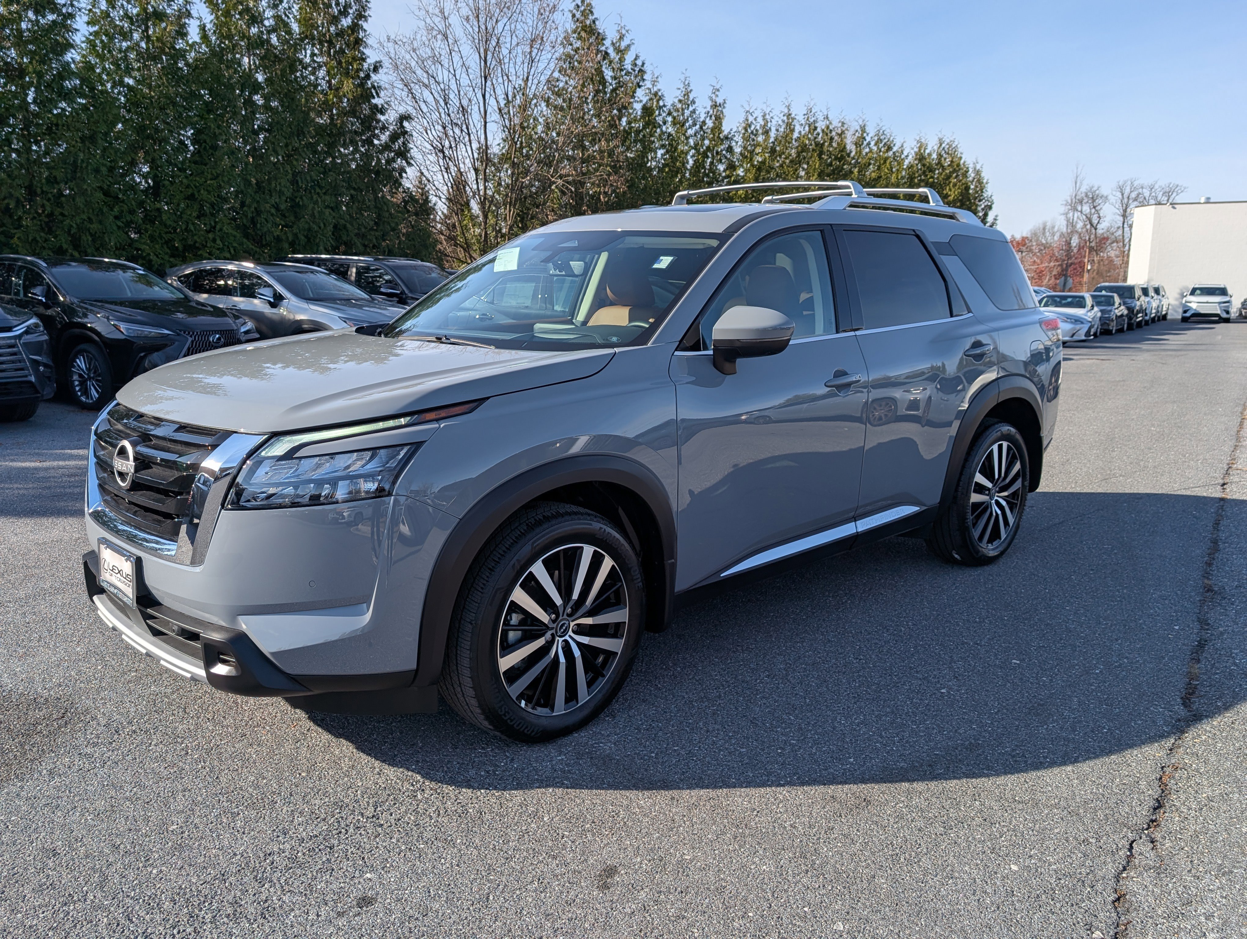 Used 2025 Nissan Pathfinder Platinum image 7